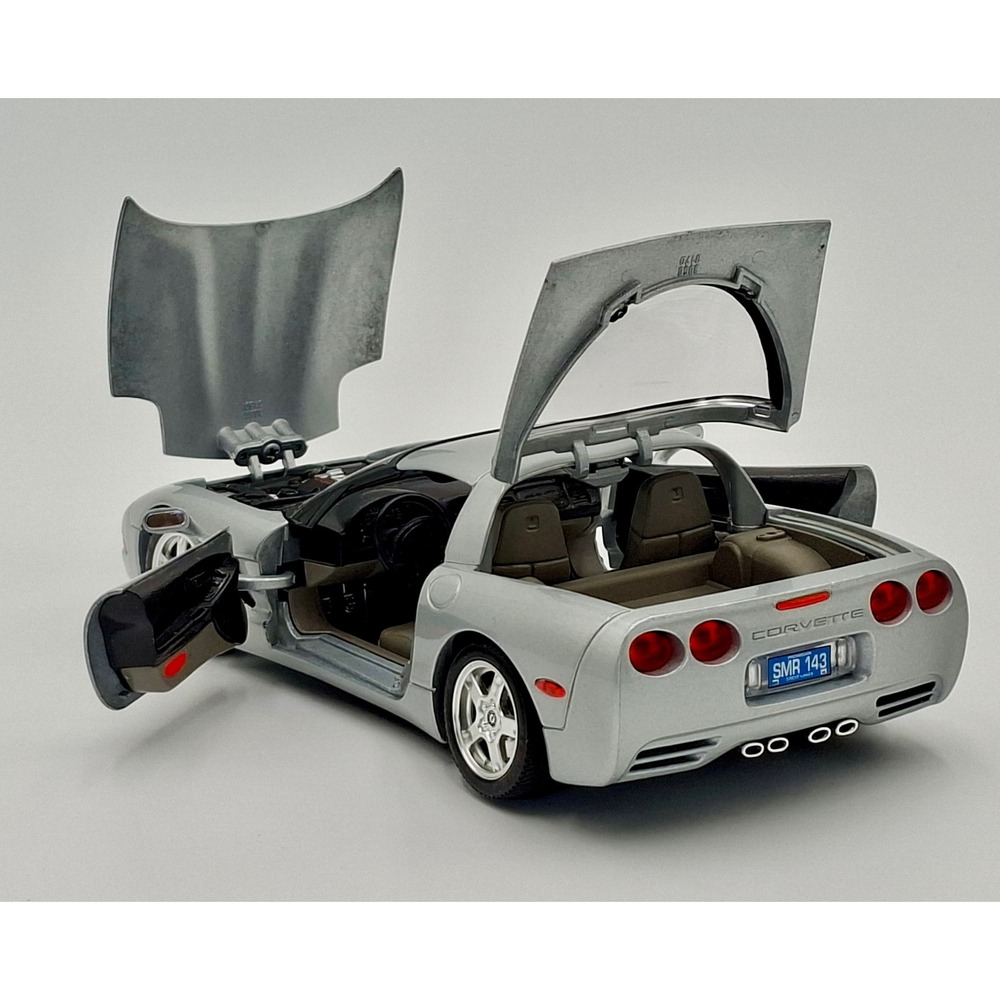 Bburago 1997 Chevrolet Corvette C5 Coupe Silver 1:18 Diecast Italy